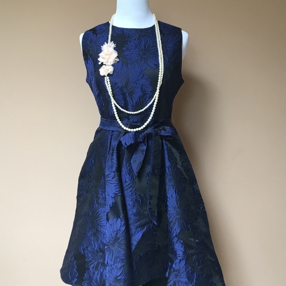 Fitted satin jacquard dress - Picture 2 of 2